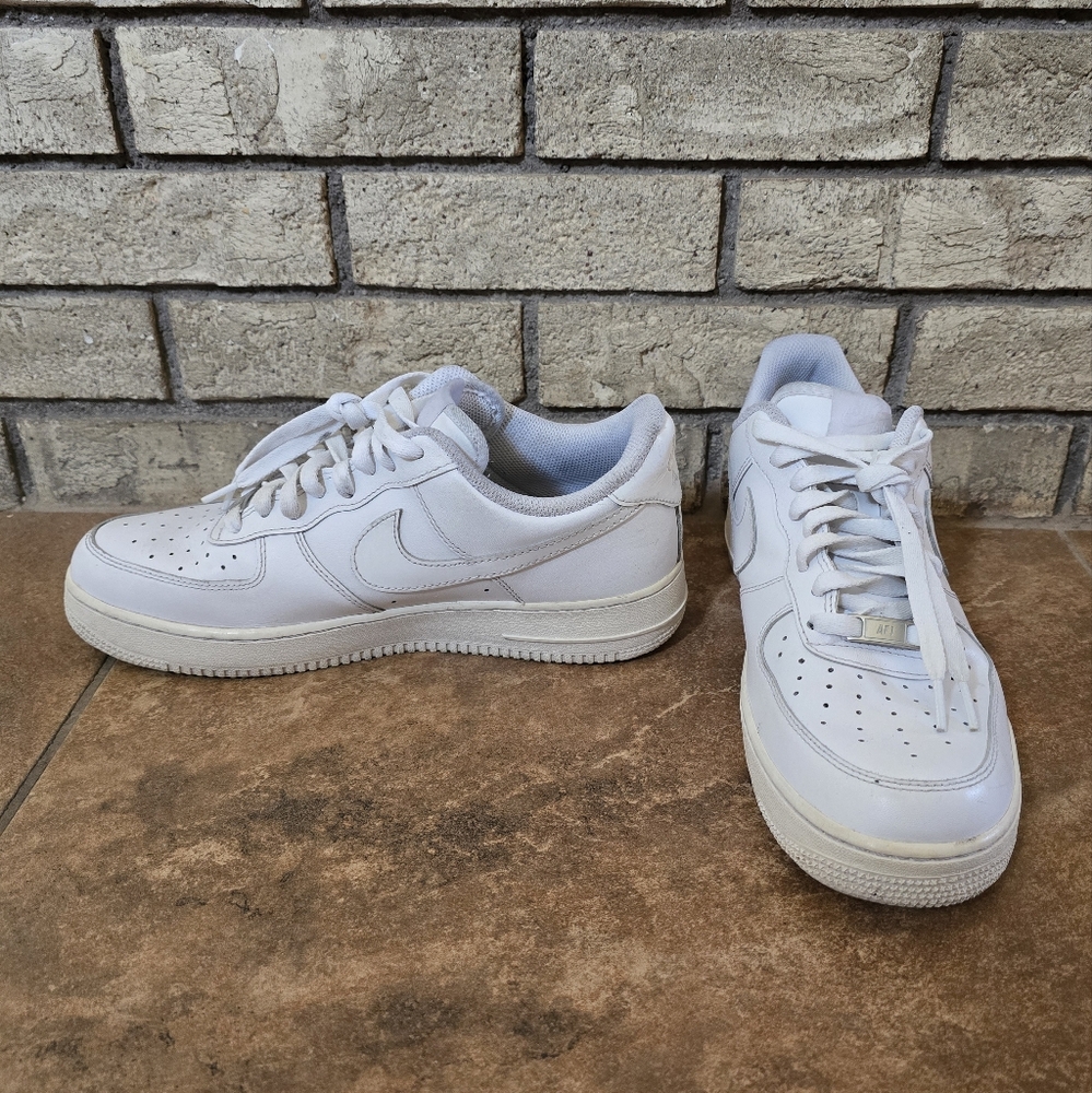 White Classic | NIKE | Air Force 1 Sneaks